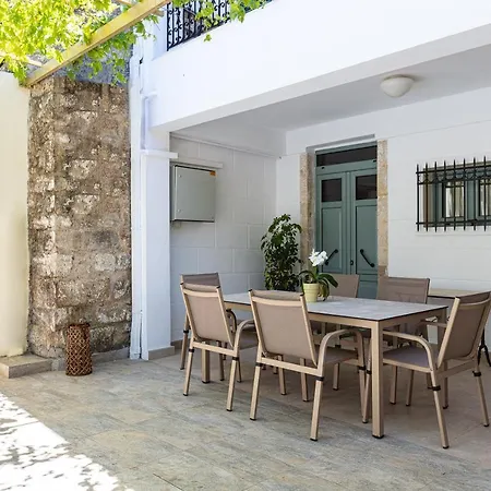 Villa Aprinia Kare